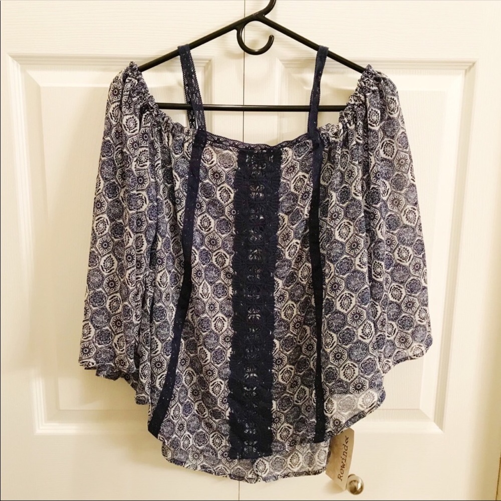 Rewind cold shoulder top size L